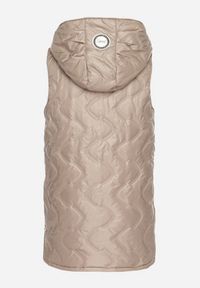 Born2be - Ciemnobeżowa Kamizelka Pikowana z Kapturem i Wsuwanymi Kieszeniami Ravloti. Okazja: na co dzień, do pracy, na spotkanie biznesowe. Typ kołnierza: kaptur. Kolor: beżowy. Styl: biznesowy, casual #5