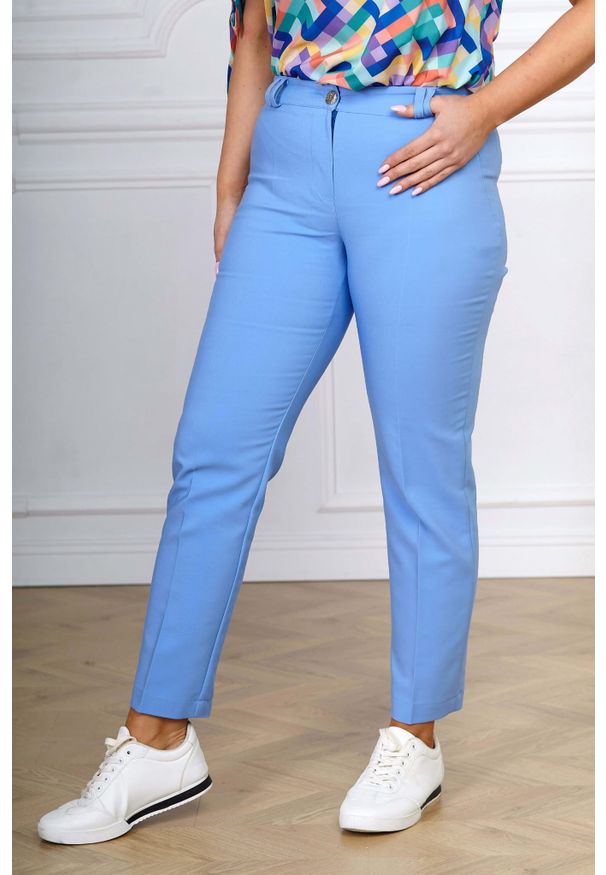 Moda Size Plus Iwanek - Eleganckie błękitne spodnie cygaretki Inez XXL OVERSIZE. Okazja: na co dzień, do pracy, na spotkanie biznesowe. Kolor: niebieski. Materiał: materiał, elastan, tkanina, poliester, bawełna. Długość: krótkie. Sezon: wiosna, lato. Styl: elegancki