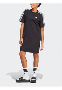 Adidas - adidas Sukienka codzienna Essentials 3-Stripes Single Jersey Boyfriend Tee Dress HR4923 Czarny Loose Fit. Okazja: na co dzień. Kolor: czarny. Materiał: bawełna. Typ sukienki: proste. Styl: casual #5