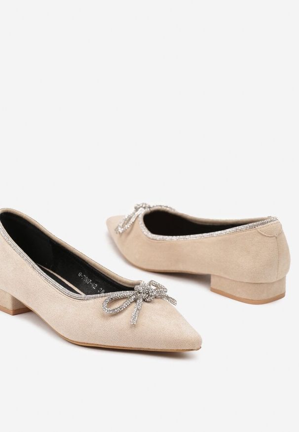 Born2be - Beżowe Balerinki na Płaskiej Podeszwie z Kokardą i Cyrkoniami Evalyra. Okazja: na co dzień. Kolor: beżowy. Wzór: aplikacja. Obcas: na płaskiej podeszwie. Styl: wizytowy, casual. Wysokość obcasa: niski