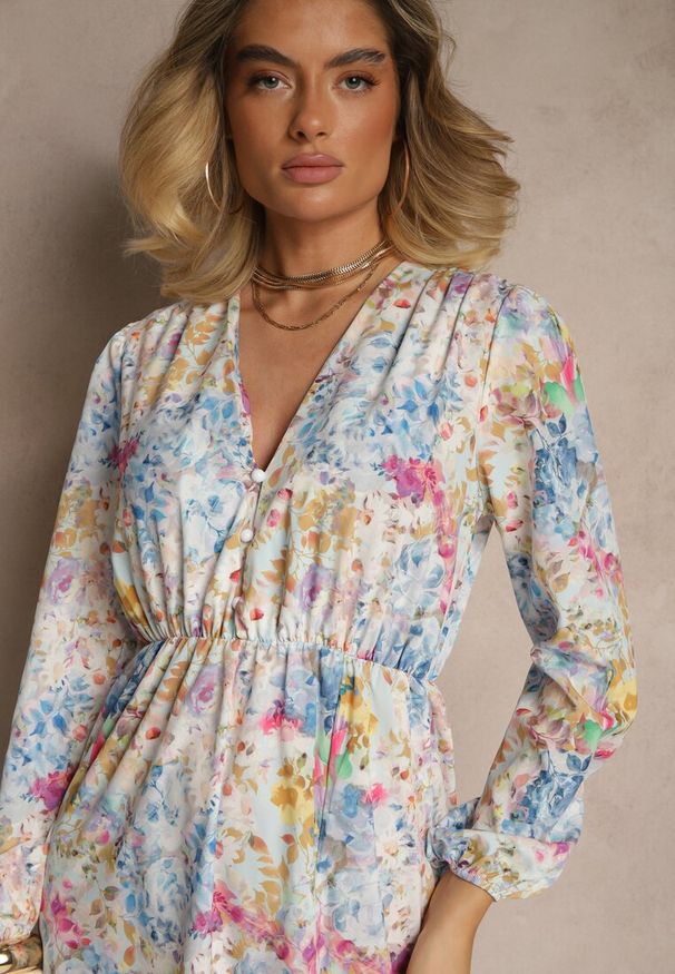 Renee - Jasnoniebieska Sukienka w Kwiatowy Print o Rozkloszowanym Kroju z Dekoltem w Serek Janellia. Typ kołnierza: dekolt w serek. Kolor: niebieski. Długość rękawa: długi rękaw. Wzór: kwiaty, nadruk. Typ sukienki: rozkloszowane