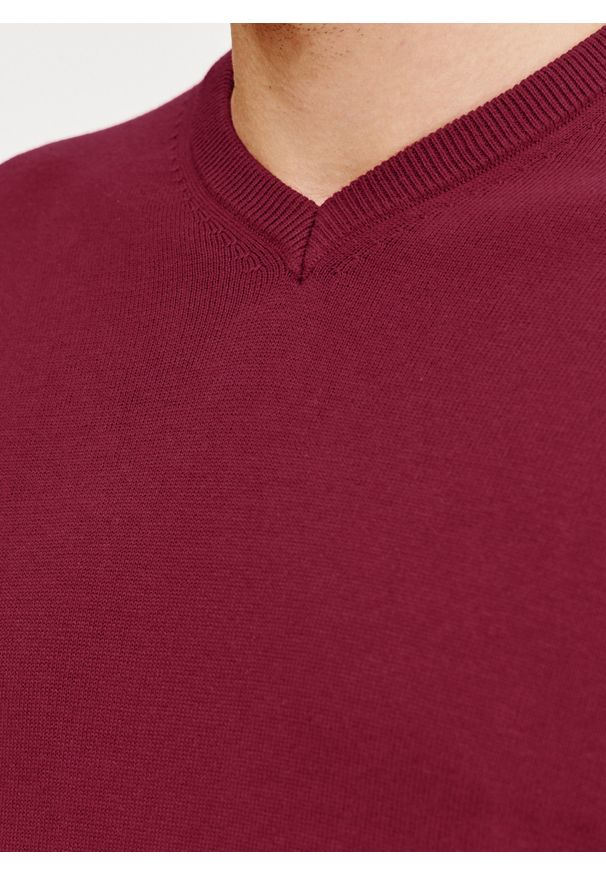 Pako Lorente - PAKO LORENTE – Czerwony męski sweter w serek. Typ kołnierza: dekolt w serek. Kolor: czerwony, zielony. Materiał: bawełna. Sezon: wiosna