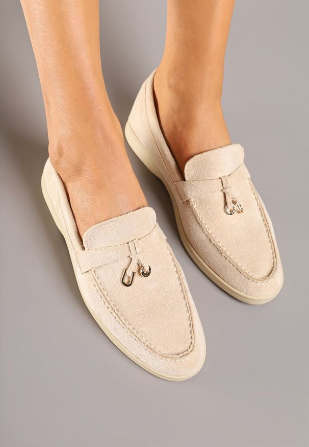 Renee - Beżowe Mokasyny z Ekozamszu Zdobione Metaliczną Zawieszką Ralselia. Okazja: do pracy, na co dzień, na spotkanie biznesowe. Kolor: beżowy. Wzór: aplikacja. Obcas: na obcasie. Styl: biznesowy, casual