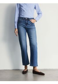 Reserved - Jeansy straight z krótszą nogawką - granatowy. Kolor: niebieski. Długość: krótkie