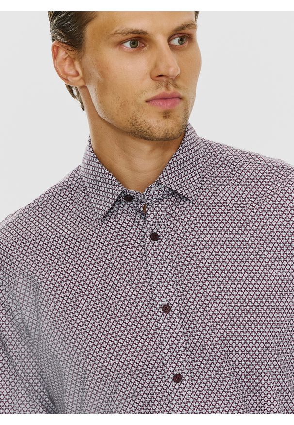 PAKO LORENTE – Bordowa wzorzysta koszula męska P24SF-1X-024-D-S - Pako Lorente. Okazja: na co dzień. Kolor: czerwony. Materiał: elastan, jeans. Styl: casual