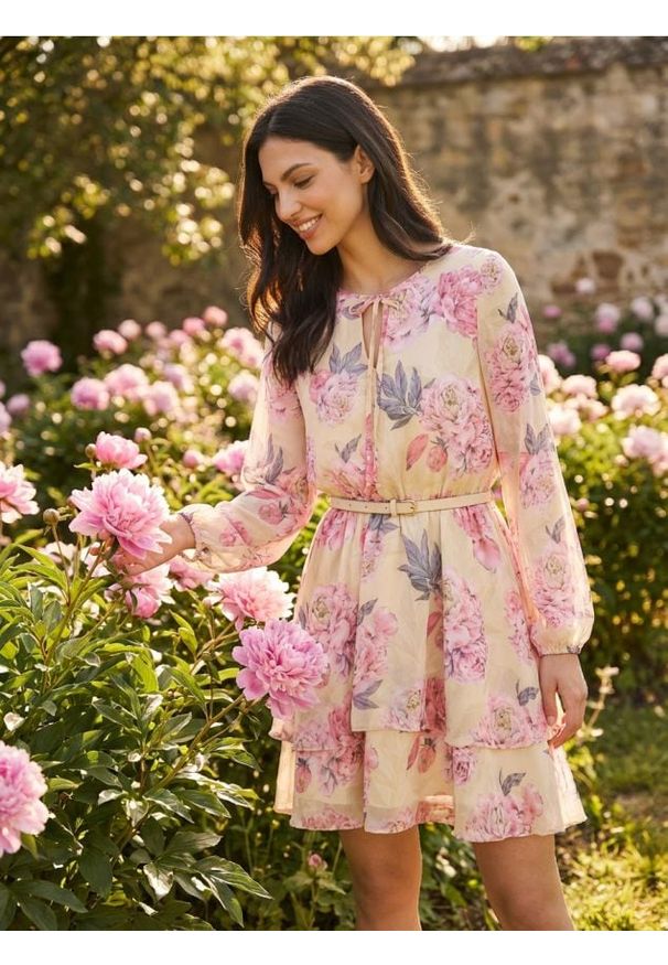 Sinsay - Sukienka mini w kwiaty z paskiem - wielobarwny. Wzór: kwiaty. Długość: mini