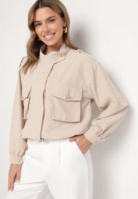 Born2be - Beżowa Kurtka ze Stójką i Ozdobnymi Guzikami Ściągana w Pasie Troczkiem Basalle. Okazja: na co dzień. Typ kołnierza: kołnierzyk stójkowy. Kolor: beżowy. Materiał: jeans. Styl: casual, elegancki #1
