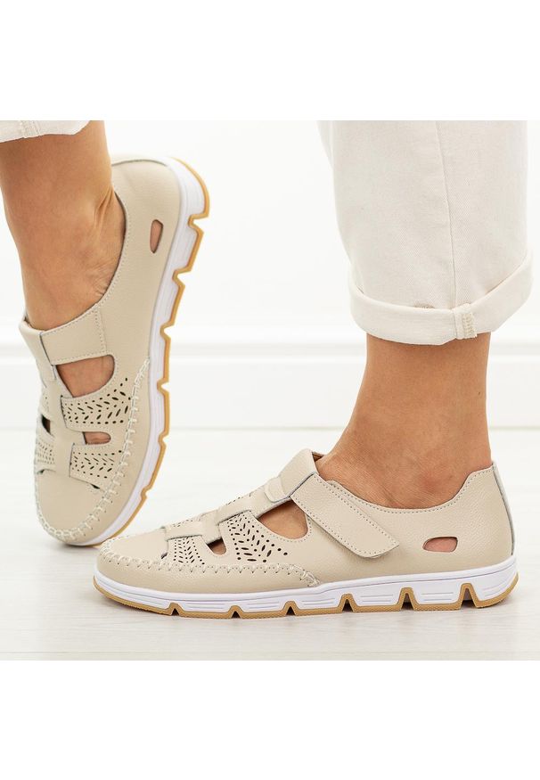 Beżowe przewiewne skórzane półbuty damskie T.Sokolski w26-86. Nosek buta: okrągły. Zapięcie: rzepy. Kolor: beżowy. Materiał: skóra. Szerokość cholewki: normalna. Sezon: wiosna, lato. Styl: klasyczny