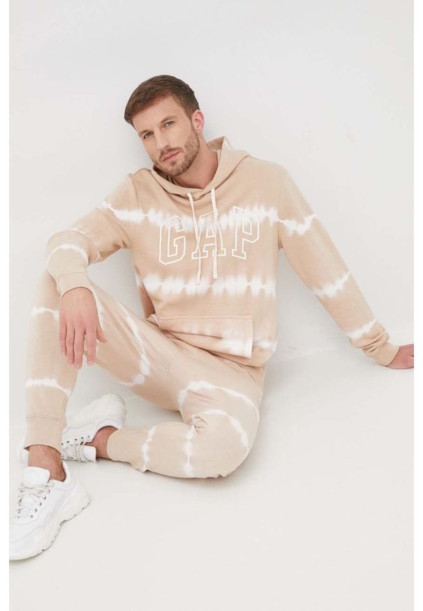 GAP bluza męska kolor beżowy z kapturem z nadrukiem. Typ kołnierza: kaptur. Kolor: beżowy. Materiał: dzianina. Wzór: nadruk