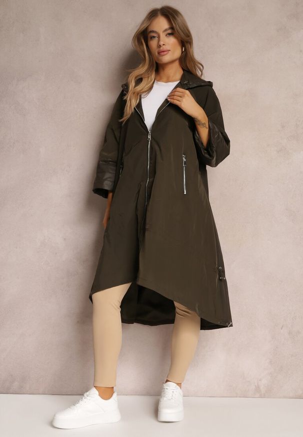 Renee - Ciemnozielony Płaszcz z Kapturem i Dłuższym Tyłem Kemiah. Typ kołnierza: kaptur. Kolor: zielony. Długość: długie