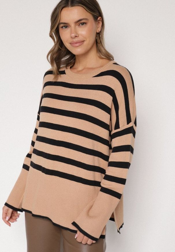 Born2be - Czarny Sweter o Kroju Oversize z Motywem Pasków Irtusa. Okazja: na co dzień. Kolor: czarny. Materiał: jeans. Styl: casual