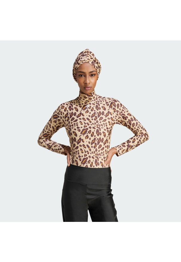 Adidas - Strój do pływania Essentials Animal Print Long Sleeve. Kolor: biały, wielokolorowy, brązowy. Materiał: materiał. Wzór: nadruk