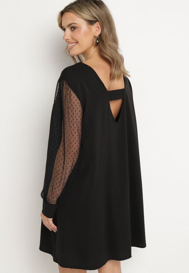 Born2be - Czarna Trapezowa Sukienka z Transparentnymi Rękawami i Wycięciem na Plecach Sannara. Okazja: na co dzień. Kolor: czarny. Materiał: jeans. Typ sukienki: trapezowe. Styl: casual, elegancki, klasyczny