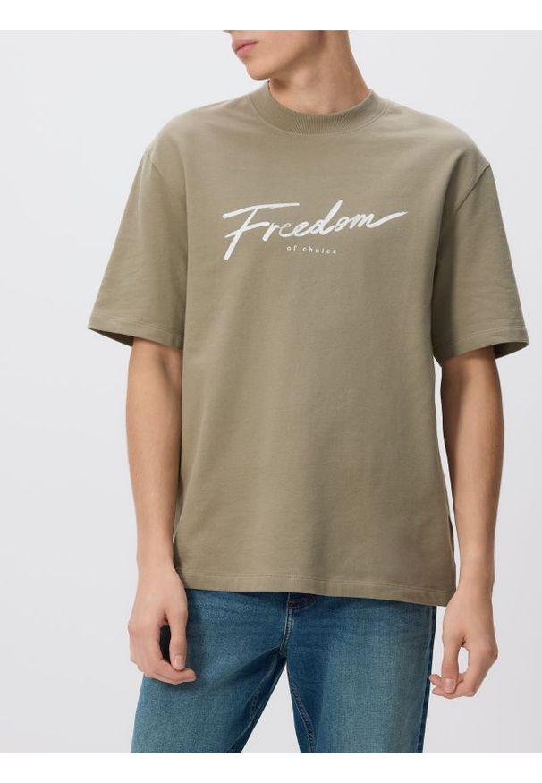 Reserved - T-shirt comfort z nadrukiem - jasnozielony. Kolor: zielony. Materiał: bawełna, dzianina. Wzór: nadruk