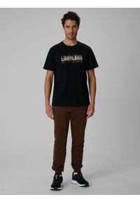4f - 4F T-shirt regular z nadrukiem męski - czarny S. Okazja: na co dzień. Kolor: czarny. Materiał: materiał. Wzór: nadruk. Styl: casual, sportowy #2