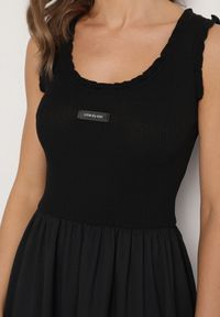 Born2be - Czarna Wiskozowa Sukienka o Rozkloszowanym Kroju z Ozdobną Naszywką Ronestra. Okazja: na co dzień. Kolor: czarny. Materiał: wiskoza. Wzór: aplikacja. Typ sukienki: proste. Styl: klasyczny, casual #7