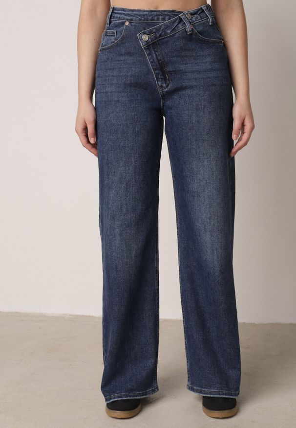 Born2be - Niebieskie Bawełniane Jeansy o Szerokim Kroju z Asymetrycznym Zapięciem Fezitera. Okazja: na co dzień, na spotkanie biznesowe, do pracy. Stan: podwyższony. Kolor: niebieski. Styl: casual, biznesowy, elegancki