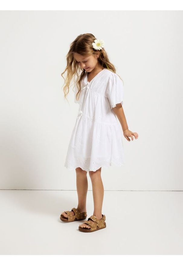Reserved - Bawełniana sukienka z haftem - biały. Kolor: biały. Materiał: bawełna. Wzór: haft