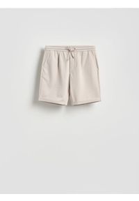 Reserved - Szorty regular fit - beżowy. Kolor: beżowy. Materiał: dzianina, włókno