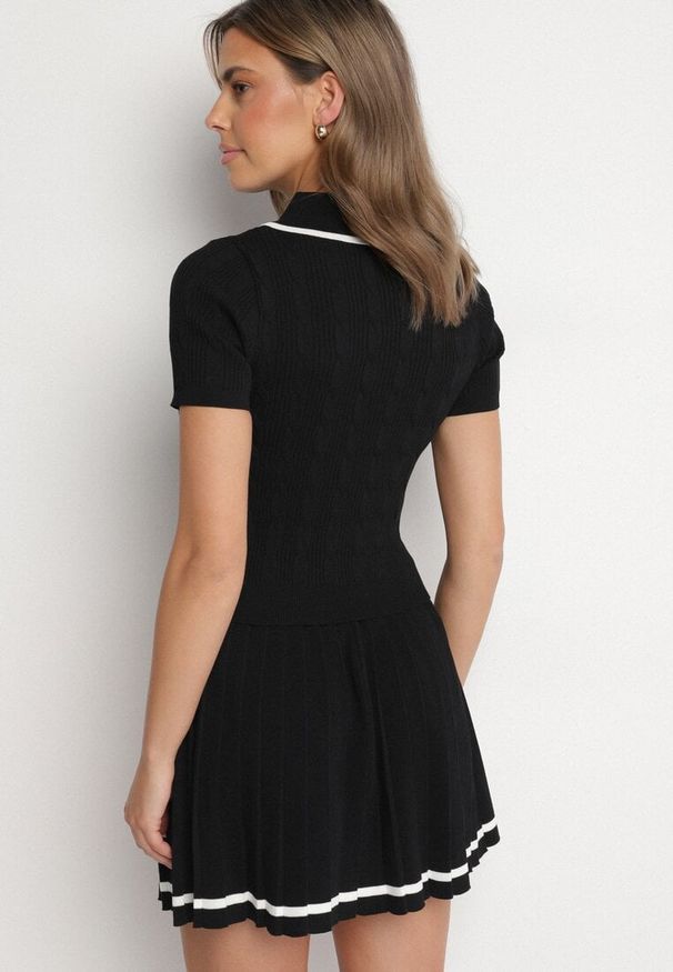Born2be - Czarny Komplet ze Sweterkiem z Odpinaną Kokardką i Spódniczką w Stylu Mundurka Jorilne. Kolor: czarny. Materiał: materiał