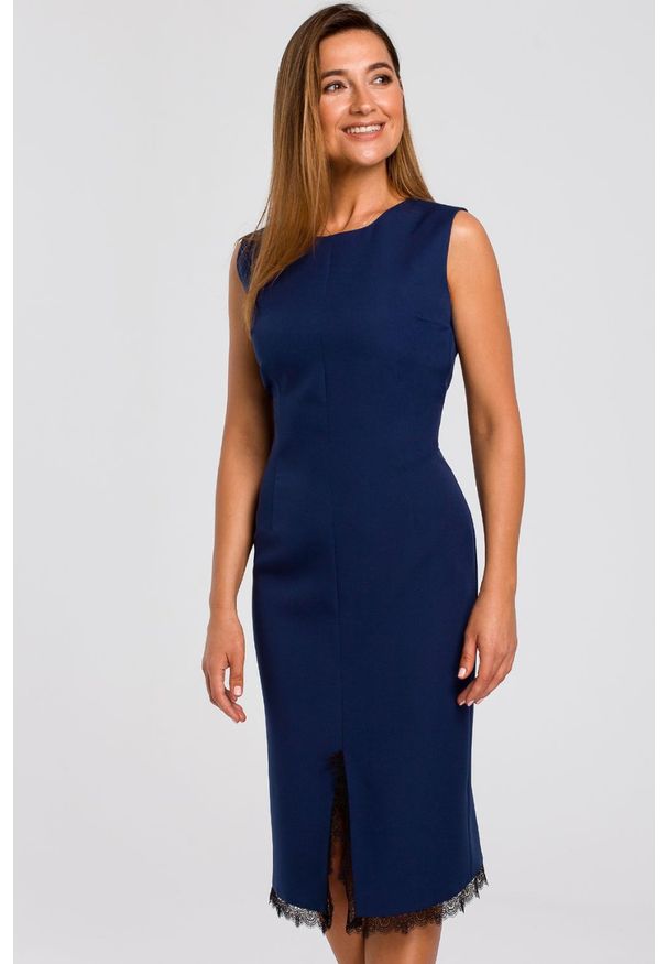 Sukienki.shop - Elegancka sukienka ołówkowa midi rozcięcie na dole i koronka granatowa. Okazja: na randkę, na spotkanie biznesowe, do pracy, na wesele, na imprezę, na ślub cywilny. Kolor: niebieski. Materiał: koronka. Długość rękawa: bez rękawów. Wzór: koronka. Typ sukienki: ołówkowe. Styl: elegancki. Długość: midi