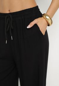 Born2be - Czarne Bawełniane Spodnie z Gumką w Talii o Luźnym Fasonie Efraia. Kolor: czarny. Materiał: bawełna. Styl: klasyczny, elegancki #4