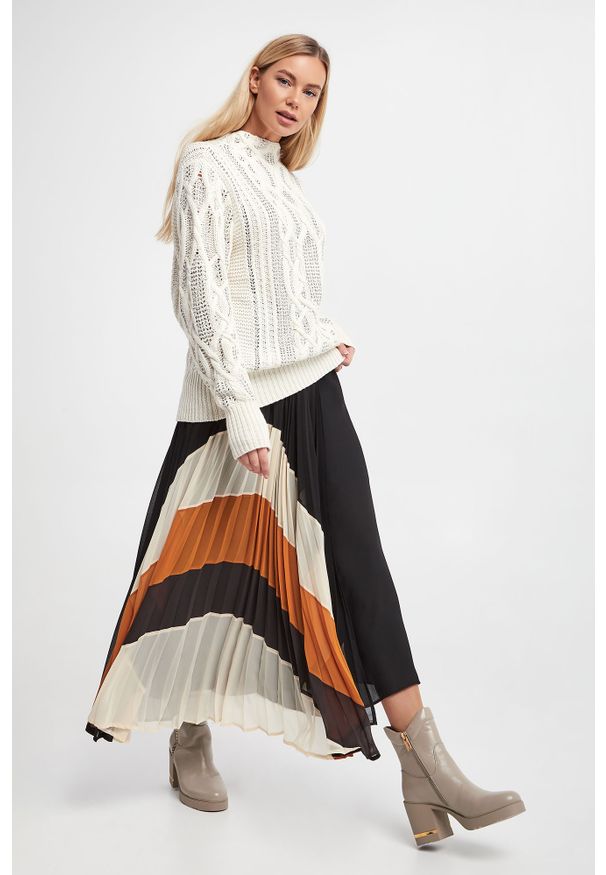 Twinset Milano - Sweter damski TWINSET. Materiał: prążkowany. Długość rękawa: długi rękaw. Długość: długie. Wzór: ze splotem