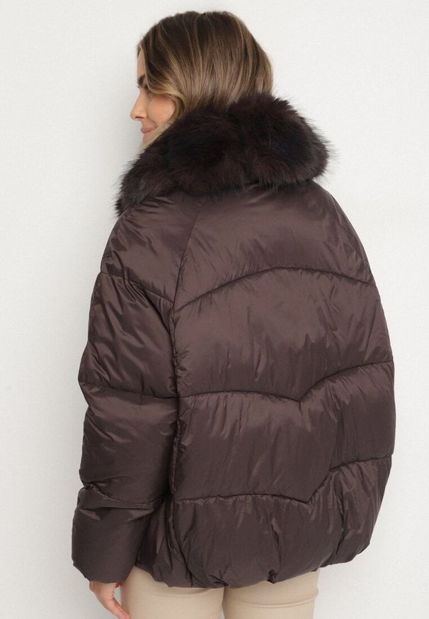 Born2be - Brązowa Pikowana Kurtka Oversize z Futrzanymi Zdobieniami Saranessa. Okazja: na co dzień. Kolor: brązowy. Materiał: futro. Wzór: aplikacja. Styl: casual