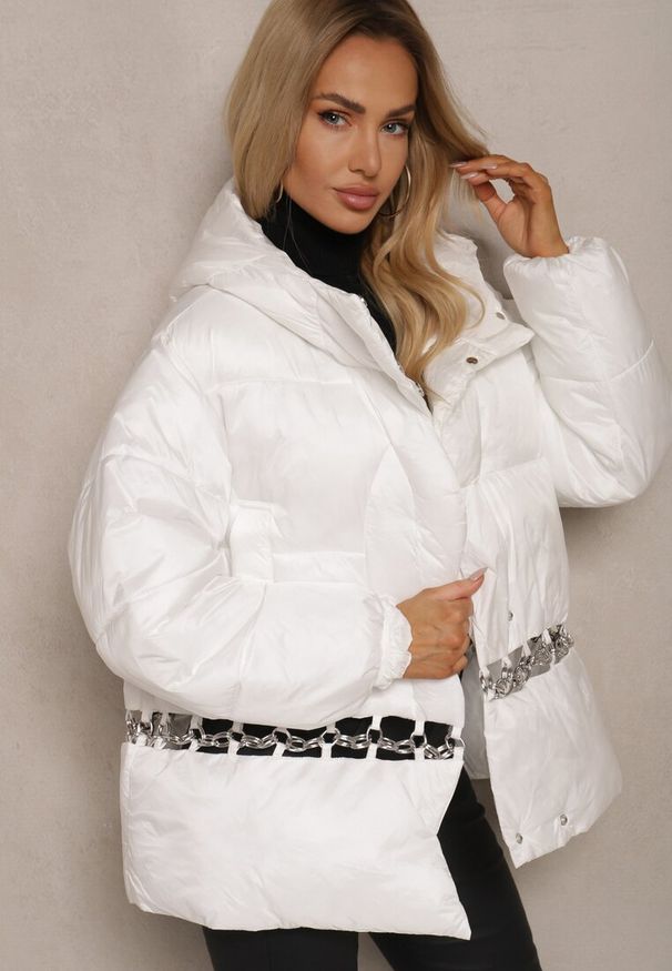 Renee - Biała Casualowa Kurtka z Pikowanymi Przeszyciami Kapturem i Kieszeniami Tinnetia. Okazja: na co dzień. Kolor: biały. Materiał: jeans. Sezon: zima, jesień. Styl: casual