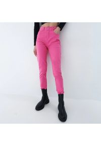 Mohito - Jeansy mom slim - Różowy. Kolor: różowy #1