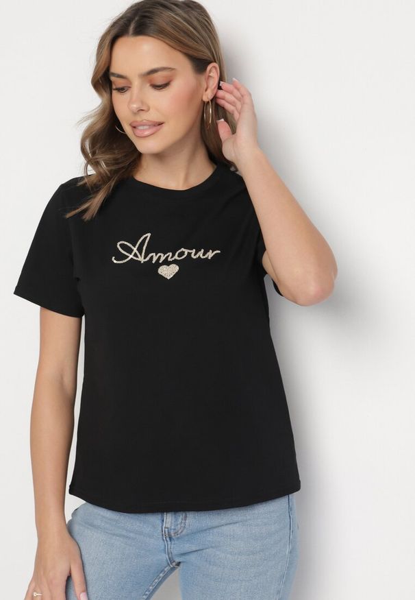 Born2be - Czarna Bluzka z Bawełny Ozdobiona Napisem Nalavenne. Okazja: na co dzień. Kolor: czarny. Materiał: bawełna. Długość rękawa: krótki rękaw. Długość: krótkie. Wzór: napisy, aplikacja. Styl: elegancki, casual