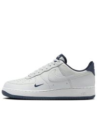 Buty męskie Nike Air Force 1 '07 LV8 HM9483-001 - białe. Zapięcie: sznurówki. Kolor: biały. Materiał: skóra. Szerokość cholewki: normalna. Sezon: lato. Model: Nike Air Force