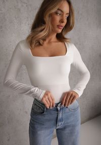 Renee - Biała Bluzka z Elastycznego Materiału o Kwadratowym Dekolcie z Wiskozą Nemosa. Typ kołnierza: dekolt kwadratowy. Kolor: biały. Materiał: wiskoza, materiał. Długość rękawa: długi rękaw. Długość: długie #7