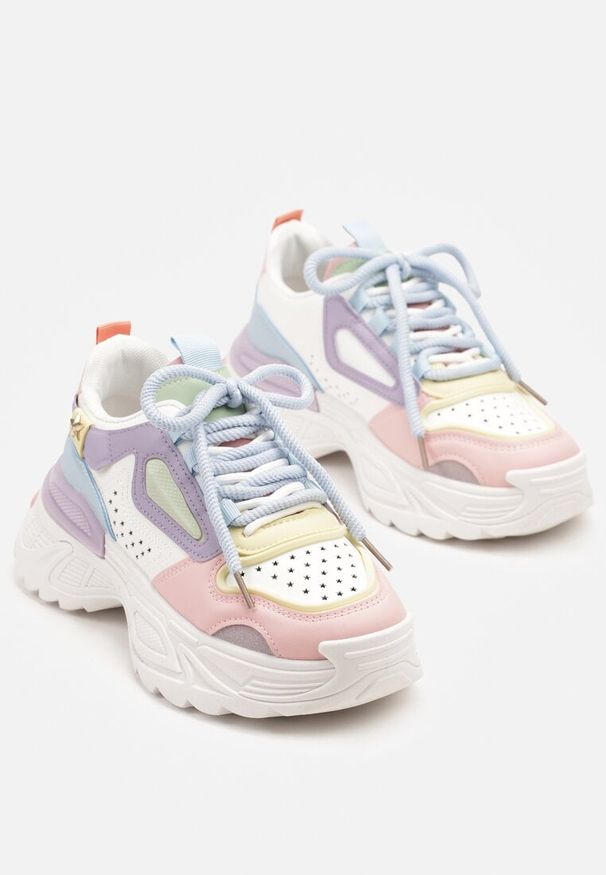 Renee - Biało-Niebieskie Sneakersy Streetwearowe na Grubej Podeszwie Waniffia. Okazja: na co dzień. Kolor: biały. Materiał: jeans. Wzór: aplikacja