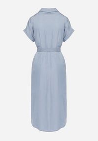 Born2be - Niebieska Sukienka Koszulowa Zapinana na Guziki z Rozcięciem Wiązana Materiałowym Paskiem Nestari. Typ kołnierza: dekolt w kształcie V. Kolor: niebieski. Materiał: materiał. Długość rękawa: krótki rękaw. Typ sukienki: koszulowe. Styl: elegancki #7