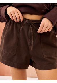 Sinsay - Szorty jeansowe high waist z gumką w pasie - brązowy. Stan: podwyższony. Kolor: brązowy. Materiał: jeans