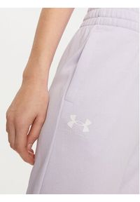Under Armour Spodnie dresowe Ua Rival 1382735 Fioletowy Loose Fit. Kolor: fioletowy. Materiał: bawełna