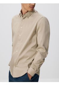 Reserved - Gładka koszula slim fit - beżowy. Kolor: beżowy. Materiał: tkanina, bawełna. Wzór: gładki