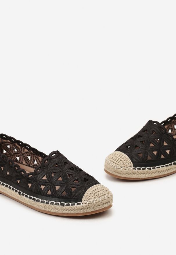 Born2be - Czarne Espadryle z Ażurową Cholewką i Plecioną Płaską Podeszwą Plicia. Okazja: na co dzień. Nosek buta: okrągły. Kolor: czarny. Szerokość cholewki: normalna. Wzór: ażurowy. Sezon: lato. Obcas: na płaskiej podeszwie. Styl: elegancki, casual
