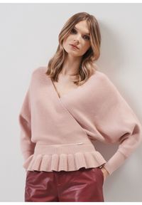 Ochnik - Różowy sweter damski z taliowaniem. Kolor: różowy. Materiał: wiskoza