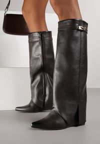 Born2be - Brązowe Kozaki na Koturnie z Wywiniętą Cholewką z Klamerką Arirass. Okazja: na co dzień, do pracy, na spotkanie biznesowe. Zapięcie: klamry. Kolor: brązowy. Materiał: jeans. Szerokość cholewki: normalna. Obcas: na koturnie. Styl: biznesowy, casual, elegancki #1