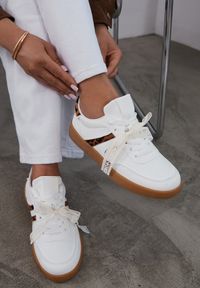 Renee - Białe Sneakersy Typu Kultowe Tenisówki z Ozdobną Odpinaną Kokardą Korilinda. Okazja: na co dzień. Kolor: biały. Materiał: jeans
