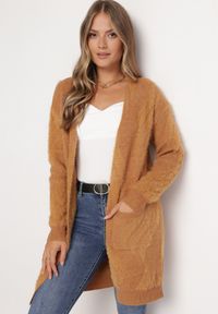 Born2be - Ciemnobeżowy Puszysty Kardigan Niezapinany Heliture. Kolekcja: plus size. Kolor: brązowy. Materiał: dzianina. Długość rękawa: długi rękaw. Długość: długie