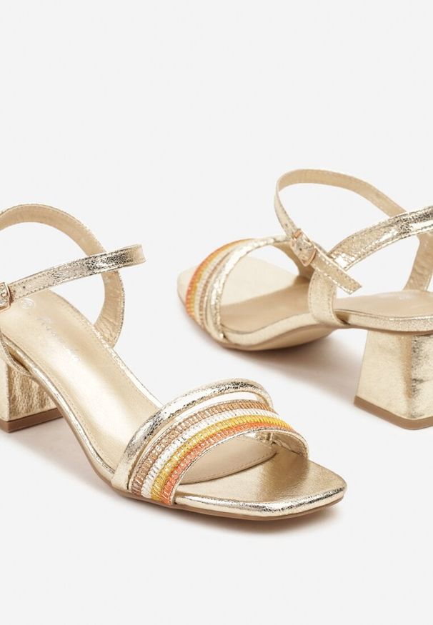 Born2be - Złote Sandały na Stożkowym Obcasie z Ozdobnymi Paskami Ndivaya. Okazja: na co dzień. Zapięcie: pasek. Kolor: złoty. Materiał: jeans. Wzór: paski. Obcas: na obcasie. Styl: klasyczny, casual. Wysokość obcasa: średni