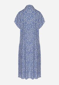 Born2be - Granatowa Bawełniana Sukienka Koszulowa w Kwiaty z Rozkloszowanym Dołem Jerilsa. Okazja: na co dzień. Typ kołnierza: kołnierzyk klasyczny. Kolor: niebieski. Materiał: bawełna. Długość rękawa: krótki rękaw. Wzór: kwiaty. Typ sukienki: koszulowe. Styl: klasyczny, casual, elegancki #3