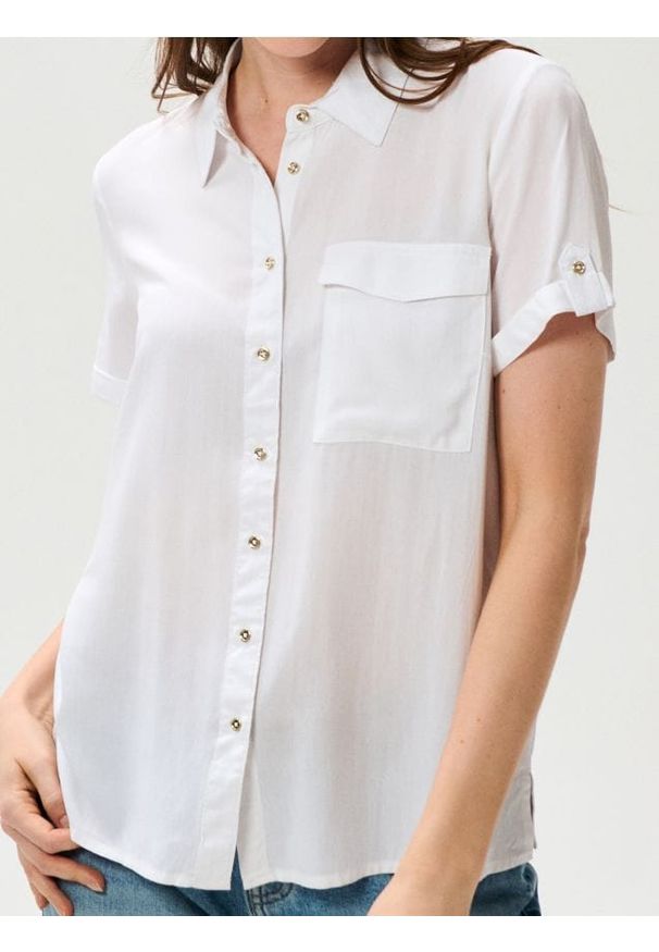 Sinsay - Wiskozowa koszula z ozdobnymi guzikami - biały. Kolor: biały. Materiał: wiskoza