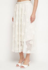 Born2be - Jasnobeżowa Rozkloszowana Spódnica ze Strukturalnej Tkaniny z Gumką w Talii Folenne. Okazja: na co dzień. Kolor: beżowy. Materiał: tkanina. Styl: elegancki, casual