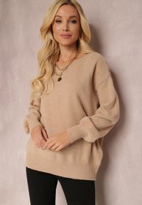 Renee - Beżowy Sweter z Łańcuszkiem Ampenia. Kolor: beżowy. Materiał: jeans. Styl: klasyczny #3
