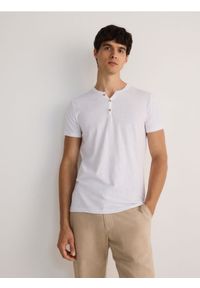 Reserved - T-shirt henley slim fit - biały. Typ kołnierza: typu henley. Kolor: biały. Materiał: dzianina, bawełna