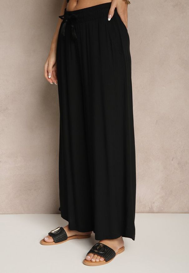 Renee - Czarne Szerokie Spodnie z Wiskozy ze Sznurkiem Natisetia. Okazja: na co dzień. Kolor: czarny. Materiał: wiskoza. Styl: casual, elegancki